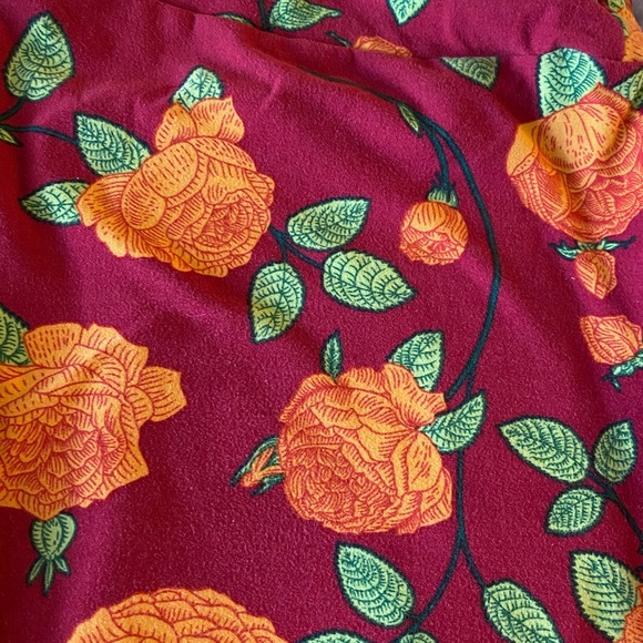 EUC LuLaRoe TC Leggings, red w/ English Roses - Picture 2 of 3